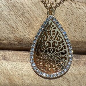 Elegant Gold Teardrop Pendant Necklace
